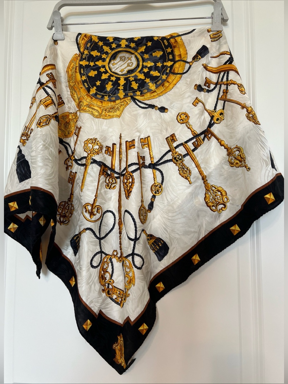 Elegant Gold&Black Key Motif pure Silk square Scarf Unbranded made in Italy 34”